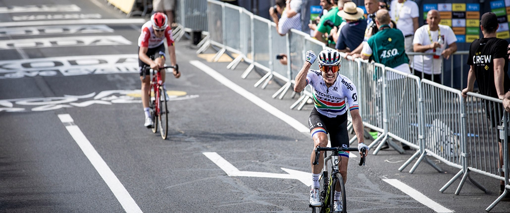Daryl Impey vom Team Mitchelton-Scott gewinnt die 9. Etappe der Tour de France 2019.