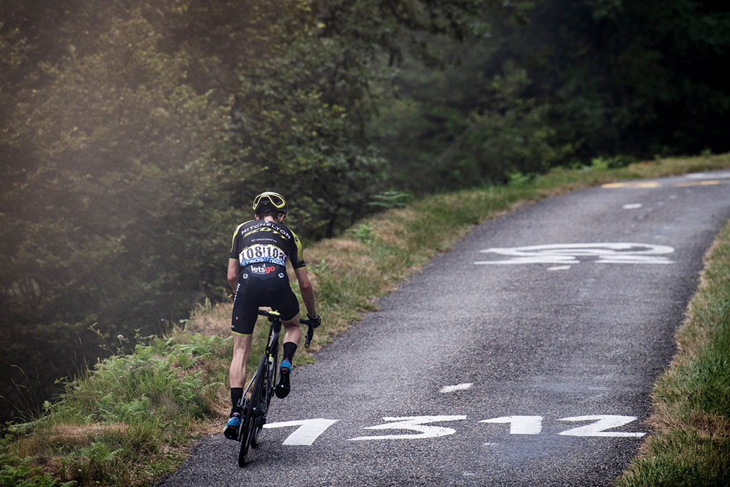 Simon Yates vom Team Mitchelton-Scott auf dem Weg zum Sieg der 15. Etappe der Tour de France 2019.