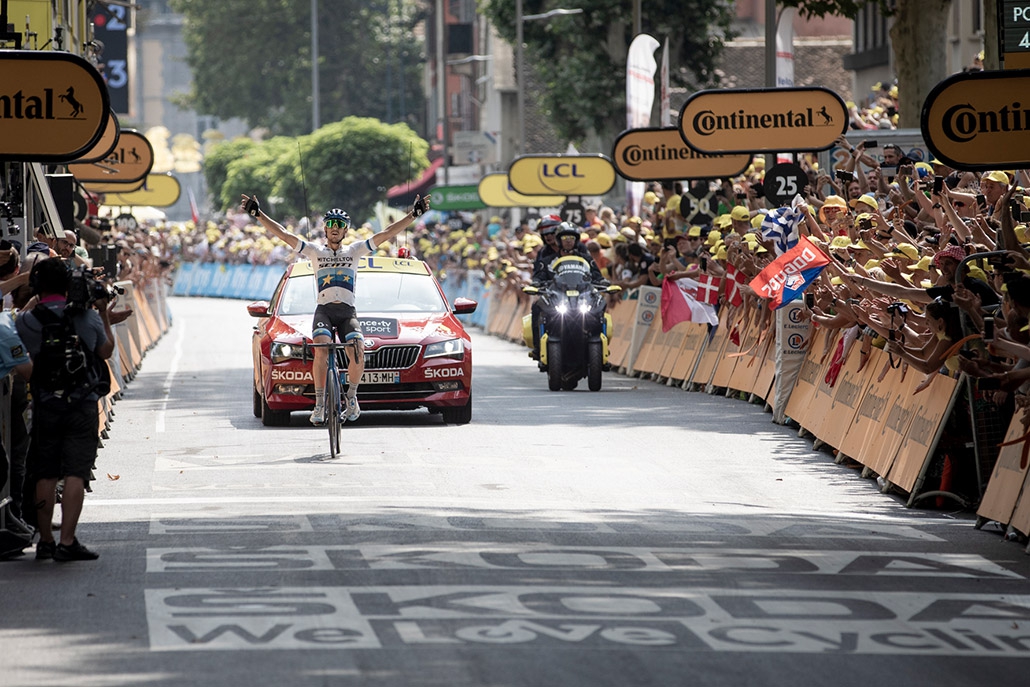 Matteo Trentin vom Team Mitchelton-Scott gewinnt die 17. Etappe der Tour de France 2019.