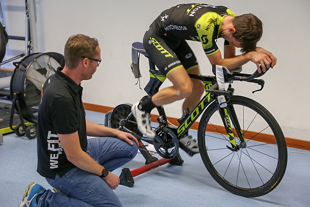 Simon Yates vom Team Mitchelton Scott beim gebioMized Bikefitting.