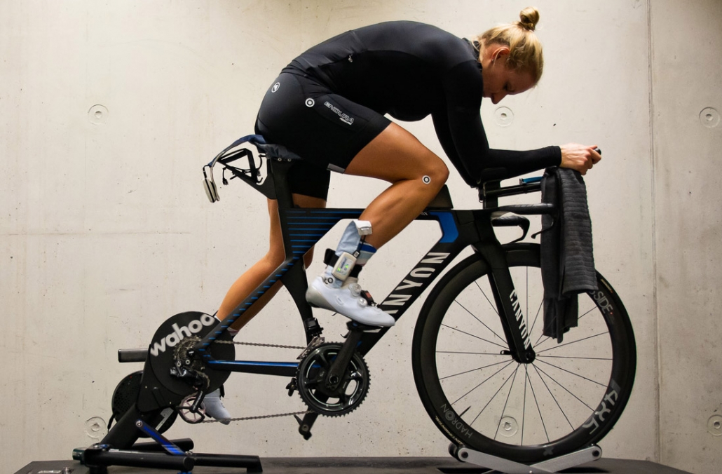 Profi-Triathletin Daniela Bleymehl auf dem Rollentrainer